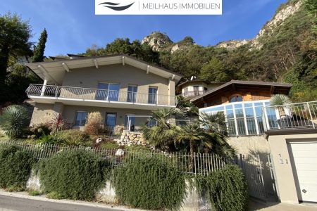Hausansicht mit Nebenhaus und Garage