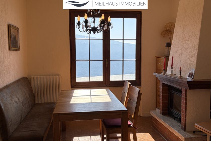 Essbereich mit Kamin